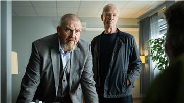 Die Kommissare Freddy Schenk (links) und Max Ballauf vernehmen den Geschäftsführer eines Etablissements.