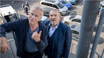 Die Kommissare Max Ballauf (Klaus J. Behrendt) und Freddy Schenk (Dietmar Bär, r) sind fassungslos.