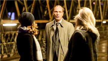 Die Kommissarinnen Karin Gorniak (Karin Hanczewski, links) und Henni Sieland (Alwara Höfels) gucken Kommissar Peter Michael Schnabel (Martin Brambach) fragend an - eine Szene aus dem  "Tatort: Der König der Gosse". 
