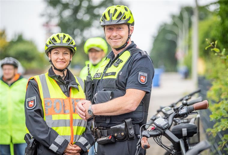Zehn Dinge, die Radfahrer wissen sollten Die Kontaktbeamten Katrin Arndt und Lüder Kath führen die Gruppe sicher auf dem Rad durch Langen.