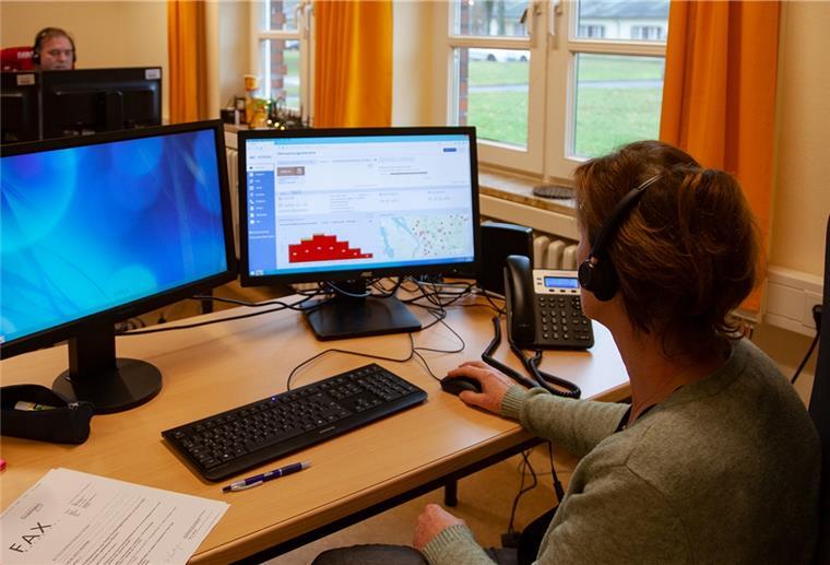 Die Kontaktermittler bei der Arbeit in den Räumen in Nordholz. Das Foto entstand bei einem Pressetermin Ende 2020. Zivilisten und Soldaten arbeiten gemeinsam daran, Corona-Kontaktpersonen schneller und effektiver nachzuverfolgen.