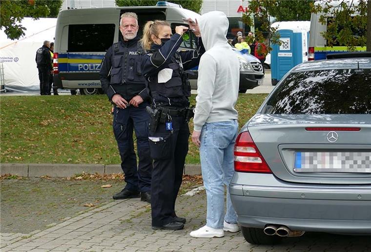 Zwei Polizeibeamte bei einer Verkehrskontrolle.