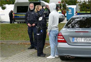 Zwei Polizeibeamte bei einer Verkehrskontrolle.