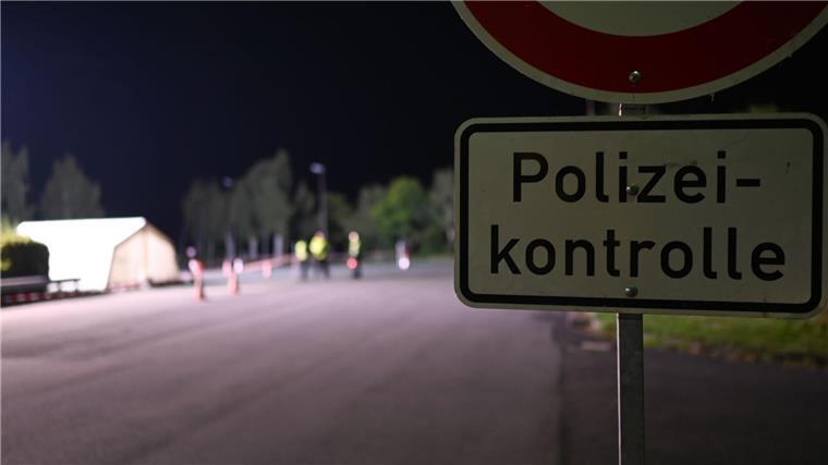 Schmuggler durchbrechen Grenzkontrolle in Niedersachsen Die Kontrollstelle ist gleich in der Nacht das erste Mal durchbrochen worden.