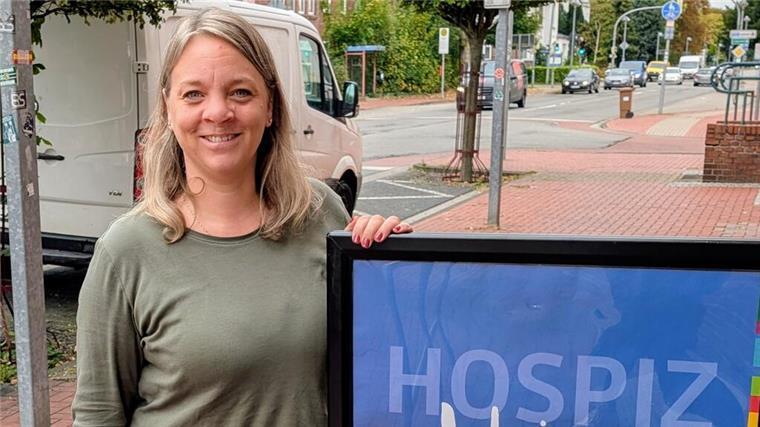 Welthospiztag: Hospizhilfe Nordenham lädt am 11. Oktober zum Gespräch ein Frau mit Aufsteller. Die Koordinatorin der Hospizhilfe Nordenham, Verena Hilker, lädt für den Welthospiztag am 11. Oktober zum Infostand im E-Center an der Atenser Allee ein. Dort gibt es die Möglichkeit, sich über die Arbeit des Vereins zu informieren und Materialien mitzunehmen.