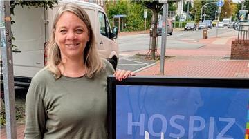 Frau mit Aufsteller. Die Koordinatorin der Hospizhilfe Nordenham, Verena Hilker, lädt für den Welthospiztag am 11. Oktober zum Infostand im E-Center an der Atenser Allee ein. Dort gibt es die Möglichkeit, sich über die Arbeit des Vereins zu informieren und Materialien mitzunehmen.
