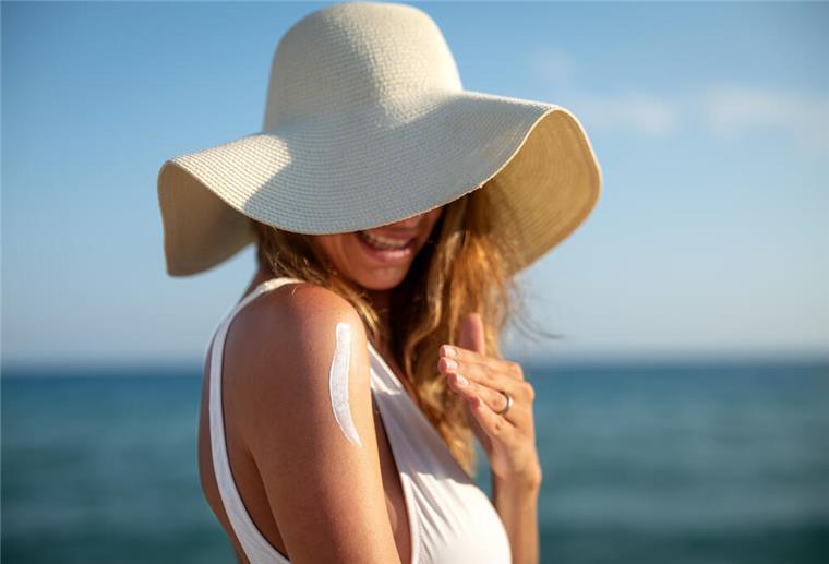 Hitze im Sommer – So wappnet man sich am besten Frau mit Sommerhut