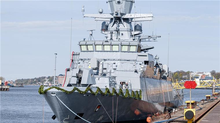 Neue Korvette „Köln“ macht für acht Monate in Hohe Düne fest Die Korvette „Köln“ liegt vor ihrer Taufe am Ausrüstungskai der Werft Blohm+Voss.