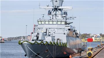 Die Korvette „Köln“ liegt vor ihrer Taufe am Ausrüstungskai der Werft Blohm+Voss.
