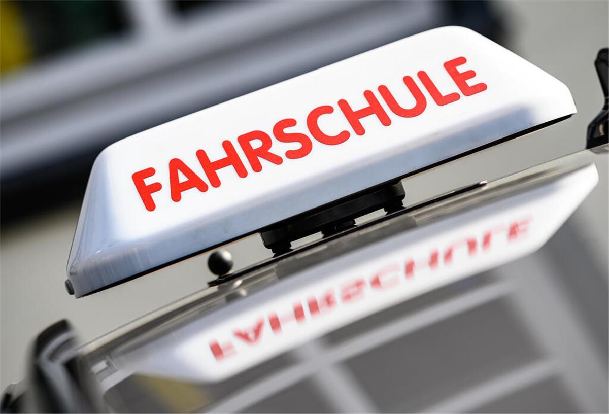 Kostenexplosion beim Führerschein: Was die Fahrschüler jetzt zahlen müssen Ein Auto mit dem Schild »Fahrschule«. Die Kosten für den Führerschein sind stark angestiegen.
