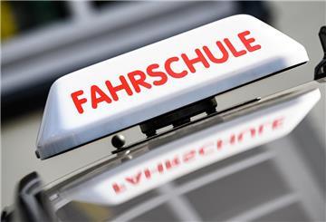 Ein Auto mit dem Schild »Fahrschule«. Die Kosten für den Führerschein sind stark angestiegen.