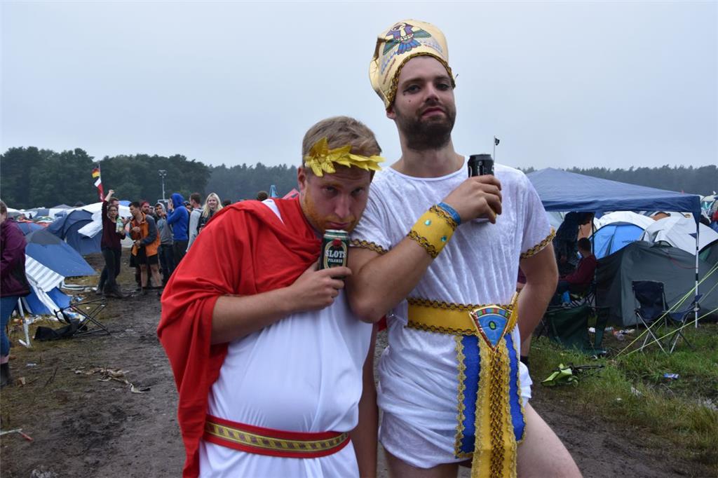 Die Kostüme dieser Besucher sind fast schon preisverdächtig. 
