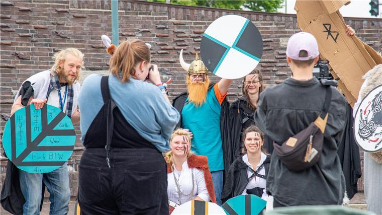 Verkleidete Studenten stellen sich zu einem Gruppenfoto auf