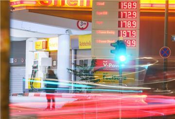 Ein Mann wartet an einer Tankstelle.