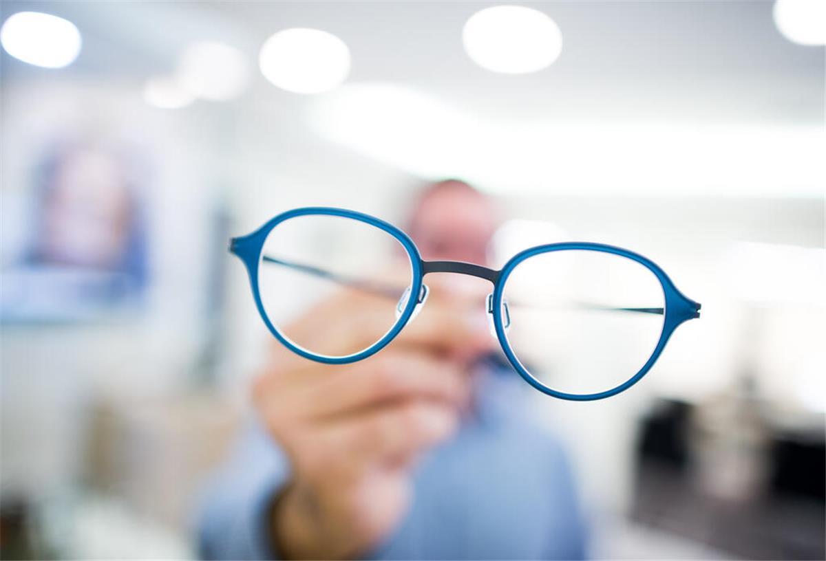 Ein Optiker hält eine Brille in der Hand.  Die Krankenkasse übernimmt bei Erwachsenen nur in Ausnahmefällen die Kosten für Brillengläser – die Fassung müssen Versicherte grundsätzlich selbst bezahlen.
