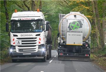 Die Kreisstraße 58 zwischen Schiffdorf und Sellstedt ist gesperrt. Wir schauen uns den Verkehr und seine Anwohner an. Hier wird es zwischen Donnern und Sellstedt eng.