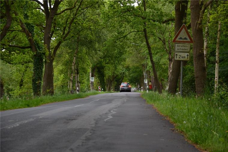 Die Kreisstraße 65, Ortsdurchfahrt von Hymendorf, muss dringend saniert werden.