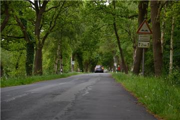 Die Kreisstraße 65, Ortsdurchfahrt von Hymendorf, muss dringend saniert werden.