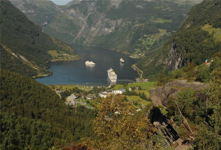 Ein Kreuzfahrtschiff liegt im Geirangerfjord im Südwesten Norwegens.