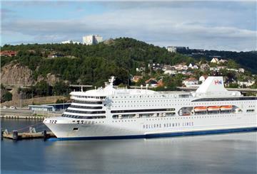 Fähre „Romantika“ der Holland Norway Lines liegt am Kai in einem norwegischen Hafen.
