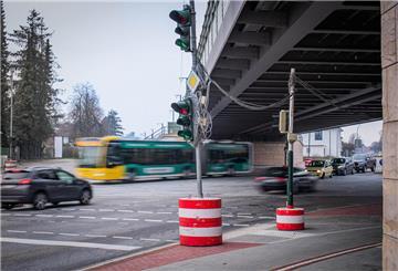 Lichtsignalanlage zur Verkehrsregelung unterhalb der Eisenbahnbrücke auf der Kreuzung Cherbourger Straße und Langener Landstraße. 