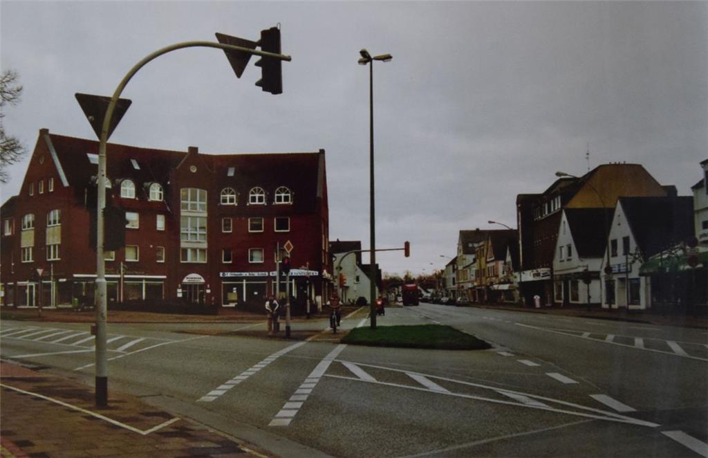 Die Kreuzung Weserstraße/Lindenallee im Jahr 2007. Das Grundstück ist bebaut. Fo...