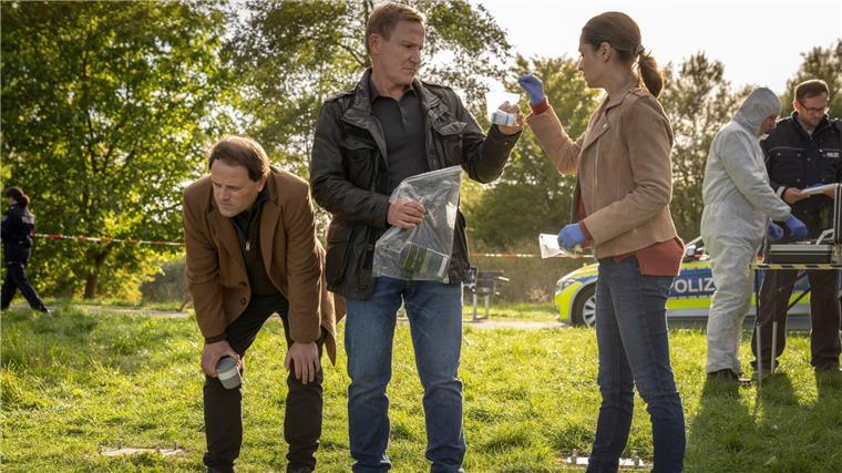 „Wilsberg“-Freund Ekki unter Mordverdacht Die Kriminalkommissare Drechshage (Stefan Haschke, l-r) und Overbeck (Roland Jankowsky) sichern mit Isabel Wolfangel (Sarah Alles-Shahkarami) Spuren.
