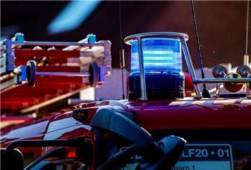 Auf dem Dach eines Einsatzfahrzeugs der Feuerwehr leuchtet ein Blaulicht.
