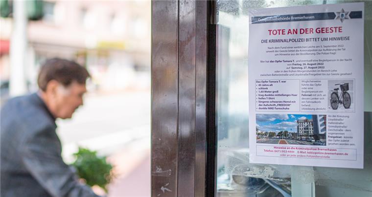 Die Kriminalpolizei versucht nun, auch mit Hilfe von Plakaten an Hinweise aus der Bevölkerung zu gelangen, um das Verbrechen an der "Toten an der Geeste" aufklären zu können. Unser Foto entstand in Lehe.