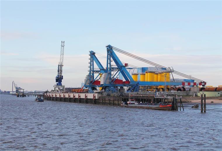 Hafenanlage mit Pier im Wasser.
