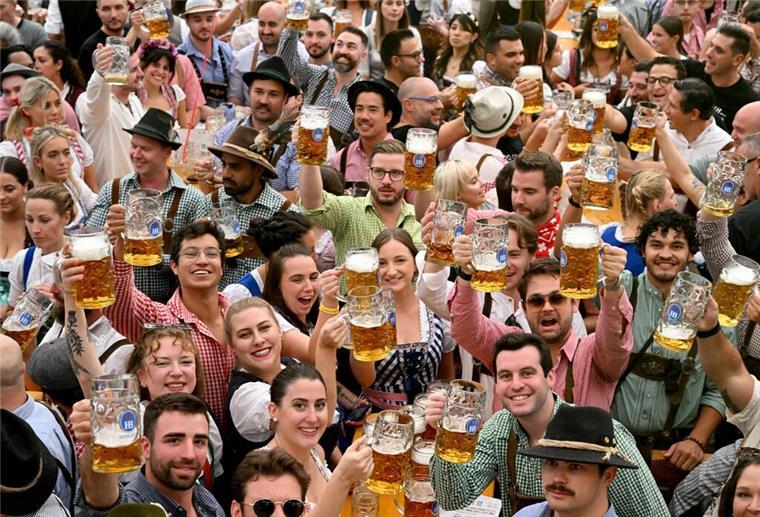 Was man zum Münchner Oktoberfest wissen muss „Die Krüge hoch!“ (Archivbild)