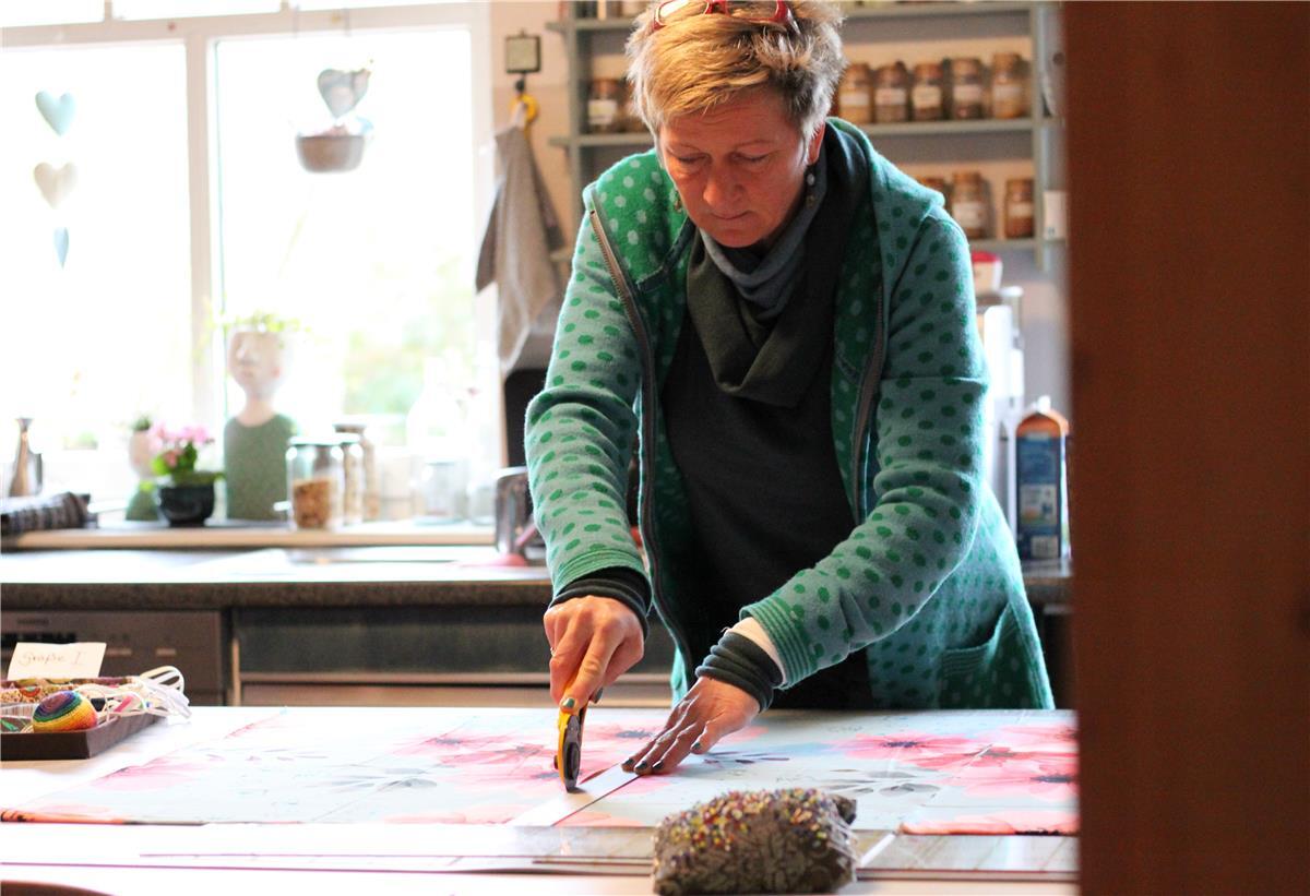 Die Küche wird zur Schneiderei. Beate Stanek (Foto), Meike Thoden sowie Angestellten und die Familien der Frauen helfen dabei, Schutzmasken aus Stoff zu fertigen.