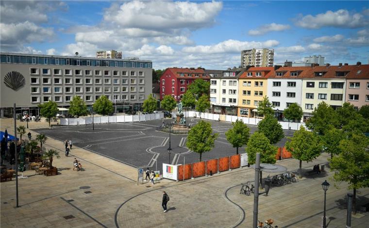 Die kümmernden Bäume am Theodor-Heuss-Platz noch mal zu verpflanzen, sei nicht sinnvoll, sagen die Verantwortlichen.