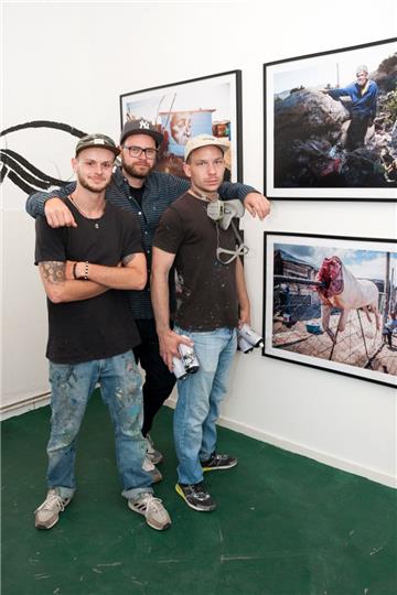 Die Künstler Daniel "Daschu" Schuster (von links), Benno Heller und Florian Kaiser waren in den Townships rund um Kapstadt für ihr Kunstprojekt unterwegs. Foto: Masorat
