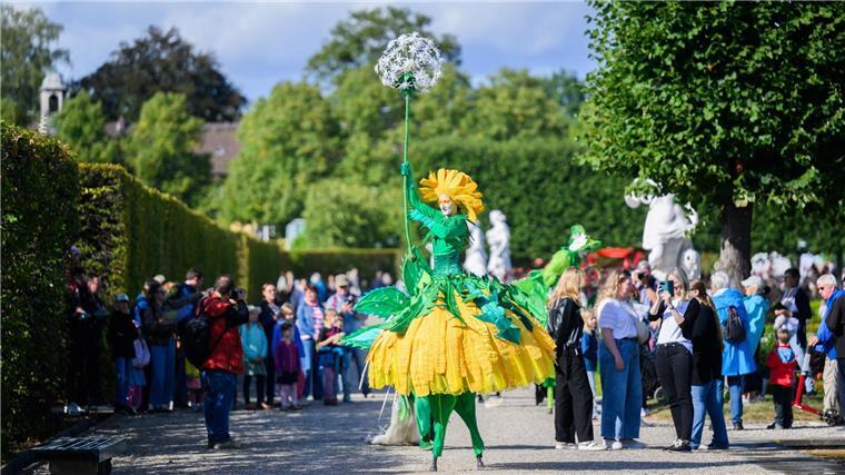 Sommerfest in Hannover zum 350. im Großen Garten Die Künstlergruppe Art Tremondo läuft durch den Großen Garten. Mit einem großen Sommerfest wird der 350. Geburtstag des Großen Gartens der Herrenhäuser Gärten gefeiert.