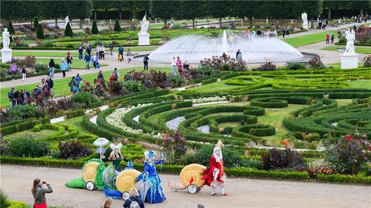 Sommerfest in Hannover zum 350. im Großen Garten Die Künstlergruppe Art Tremondo läuft durch den Großen Garten. Mit einem großen Sommerfest wird der 350. Geburtstag des Großen Gartens der Herrenhäuser Gärten gefeiert.