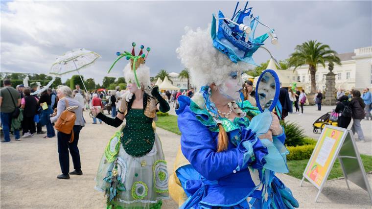 Sommerfest in Hannover zum 350. im Großen Garten Die Künstlergruppe Art Tremondo läuft durch den Großen Garten. Mit einem großen Sommerfest wird der 350. Geburtstag des Großen Gartens der Herrenhäuser Gärten gefeiert.