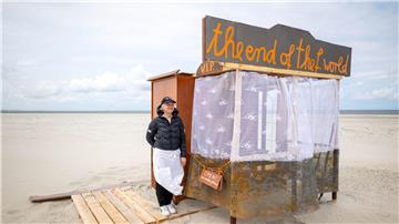 Die Künstlerin Constanze Klar hat im Rahmen eines Kunstprojekts eine temporäre Bar „am Ende der Welt“ am Strand von Spiekeroog aufgebaut. 
