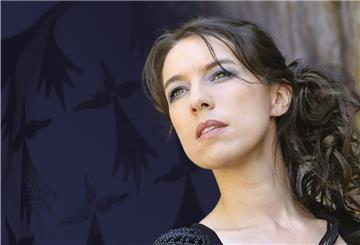 Frau mit sehnsuchtsvollem Blick