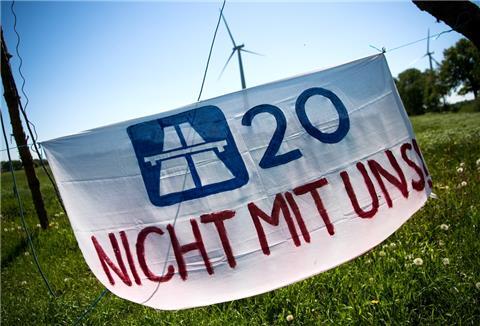 Die Küstenautobahn A20 ist umstritten, Naturschützer kritisieren, das der Bau zu teuer und nicht notwendig sei und zudem wertvolle Natur zerstöre.