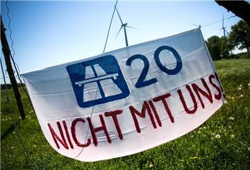 Die Küstenautobahn A20 ist umstritten, Naturschützer kritisieren, das der Bau zu teuer und nicht notwendig sei und zudem wertvolle Natur zerstöre.