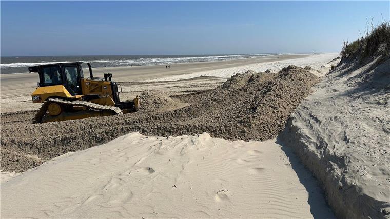 Die Küstenschützer rechnen damit, dass etwa für den Inselschutz auf Norderney in diesem Sommer wieder neuer Sand aufgespült werden muss. (Archivbild)