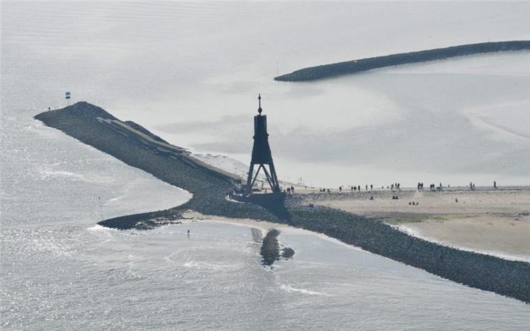 Die Kugelbake von Cuxhaven aus einem Flugzeug fotografiert.