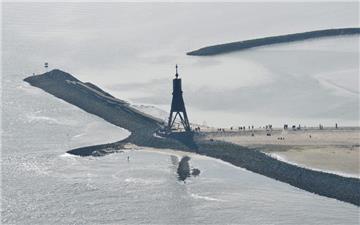 Die Kugelbake von Cuxhaven aus einem Flugzeug fotografiert.
