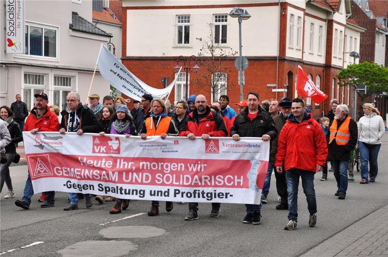 Die Kundgebung zum 1. Mai ist mit einem Demonstrationszug durch die Nordenhamer Innenstadt eröffnet worden.