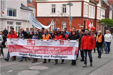 Die Kundgebung zum 1. Mai ist mit einem Demonstrationszug durch die Nordenhamer Innenstadt eröffnet worden.