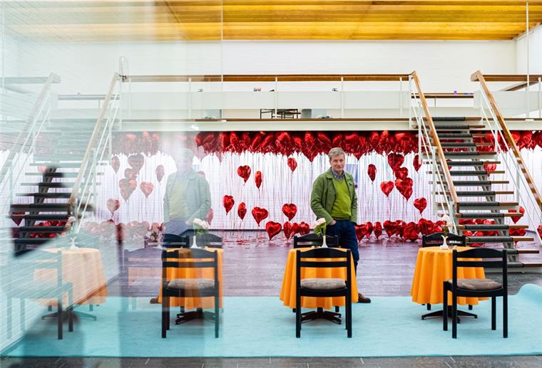 In der Kunsthalle dreht sich alles um die Liebe Die Kunsthalle Bremerhaven zeigt in ihrer aktuellen Ausstellung diverse Arbeiten verschiedener Künstler unter dem Namen "Invitation to love". Im Bild: Kurator Dr. Kai Kähler.