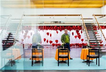 Die Kunsthalle Bremerhaven zeigt in ihrer aktuellen Ausstellung diverse Arbeiten verschiedener Künstler unter dem Namen "Invitation to love". Im Bild: Kurator Dr. Kai Kähler.