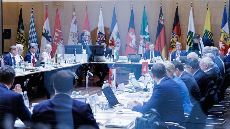 Die Länderchefs wollen Investitionen und Wirtschaftshilfen gemeinsam mit dem Bund voranbringen.