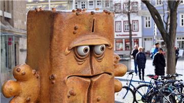 Die längst nicht nur bei Kindern beliebte Figur Bernd das Brot des öffentlich-rechtlichen Kindersender Kika wird 25 Jahre alt. (Archivbild)